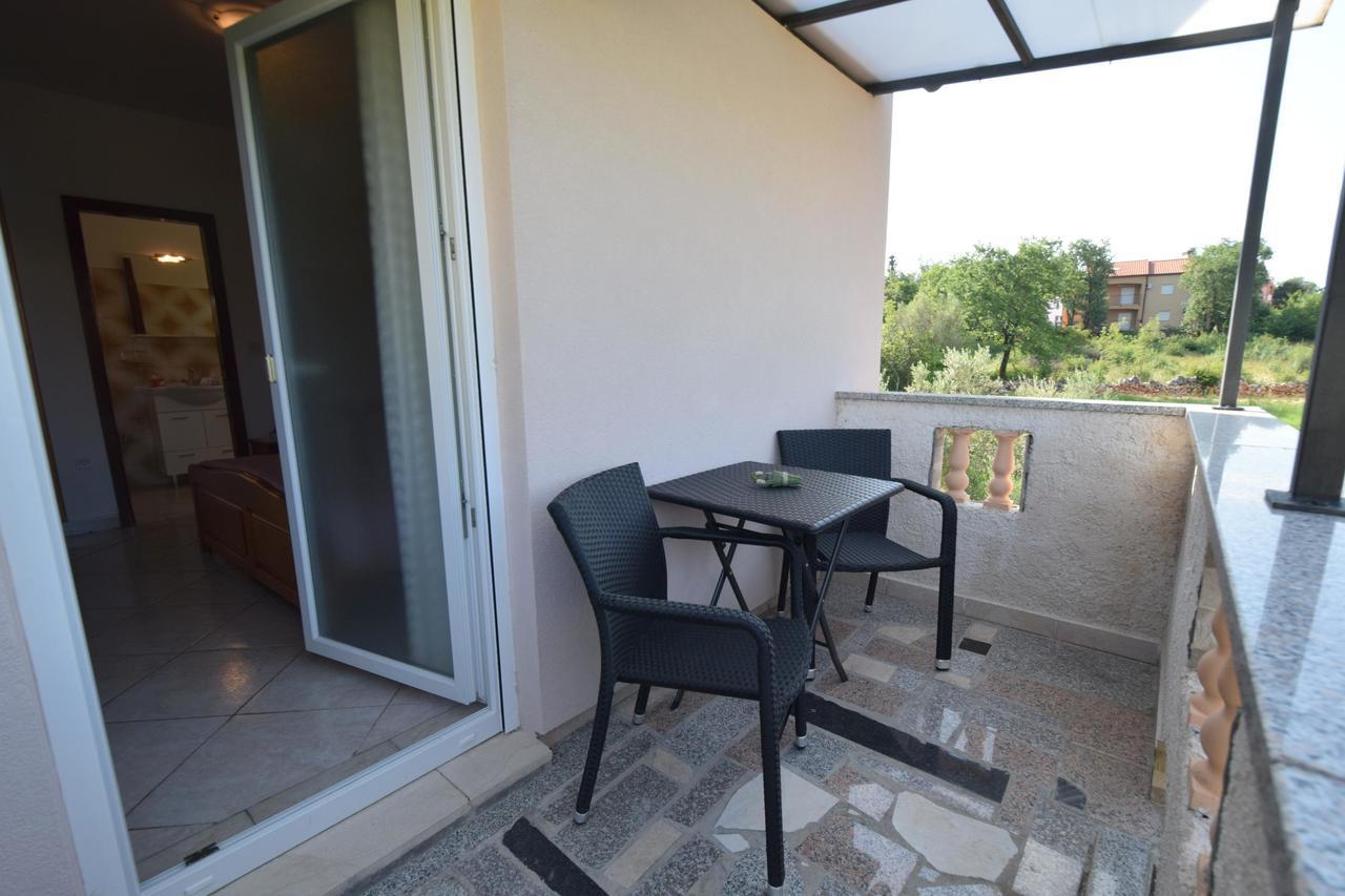 Apartments Josipa Малинска Экстерьер фото
