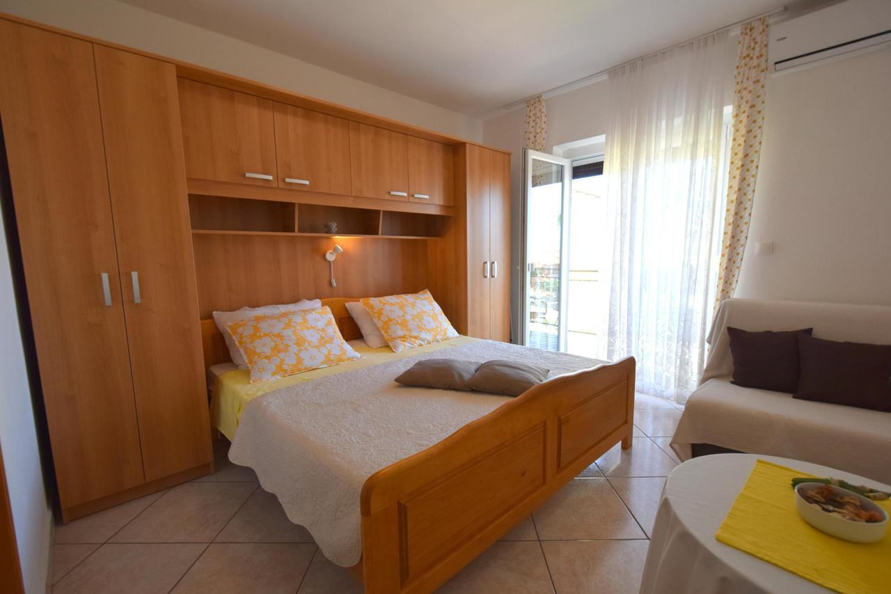 Apartments Josipa Малинска Экстерьер фото