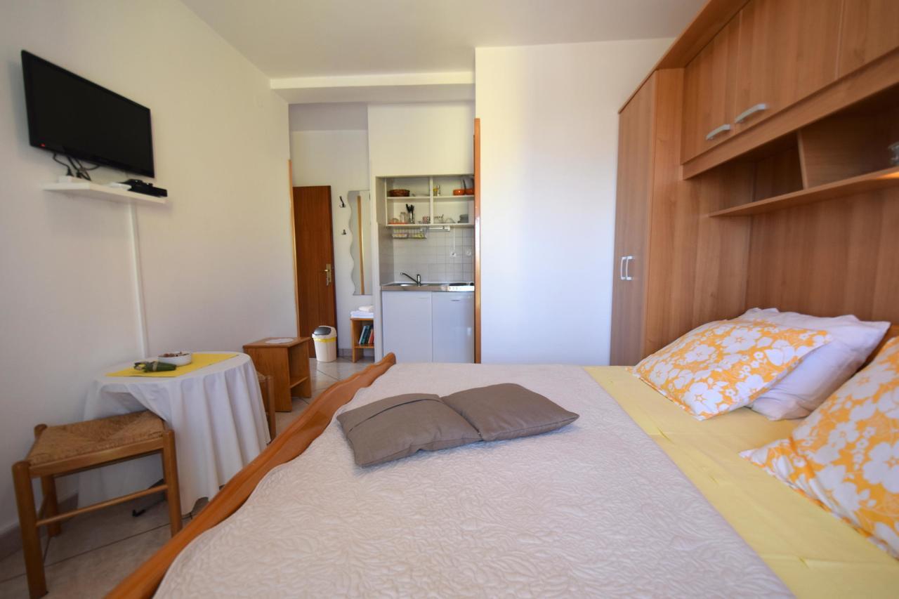 Apartments Josipa Малинска Экстерьер фото